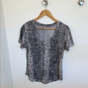 Women's Gray Snake-Print V-Neck Short Sleeve Tee